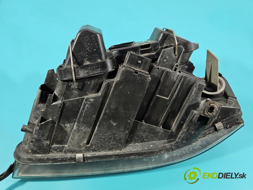 Audi A6 C5 1997-2004 1.9 tdi 110 HP manual 81 kW 1896 cm3 4- Reflektor: pravý  (Svetlo predné pravé)