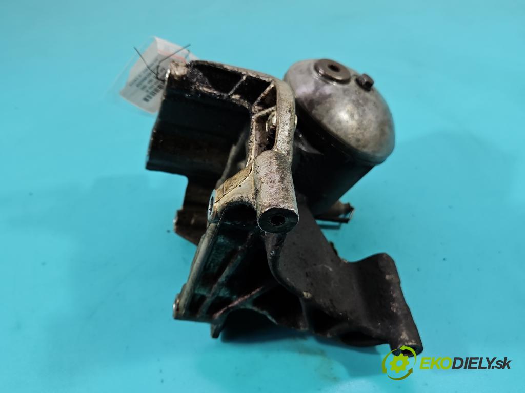 Audi A8 D2 1994-2002 3.7 V8 230 HP automatic 169 kW 3697 cm3 4- Základ: filtra oleja: 077115561F (Obal olejového filtra)