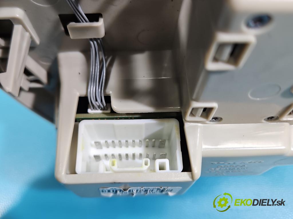 Volvo S90 II 2016- 2.0 T 320KM automatic 235 kW 1969 cm3 4- svetlo / reflektor interiéra 31497485