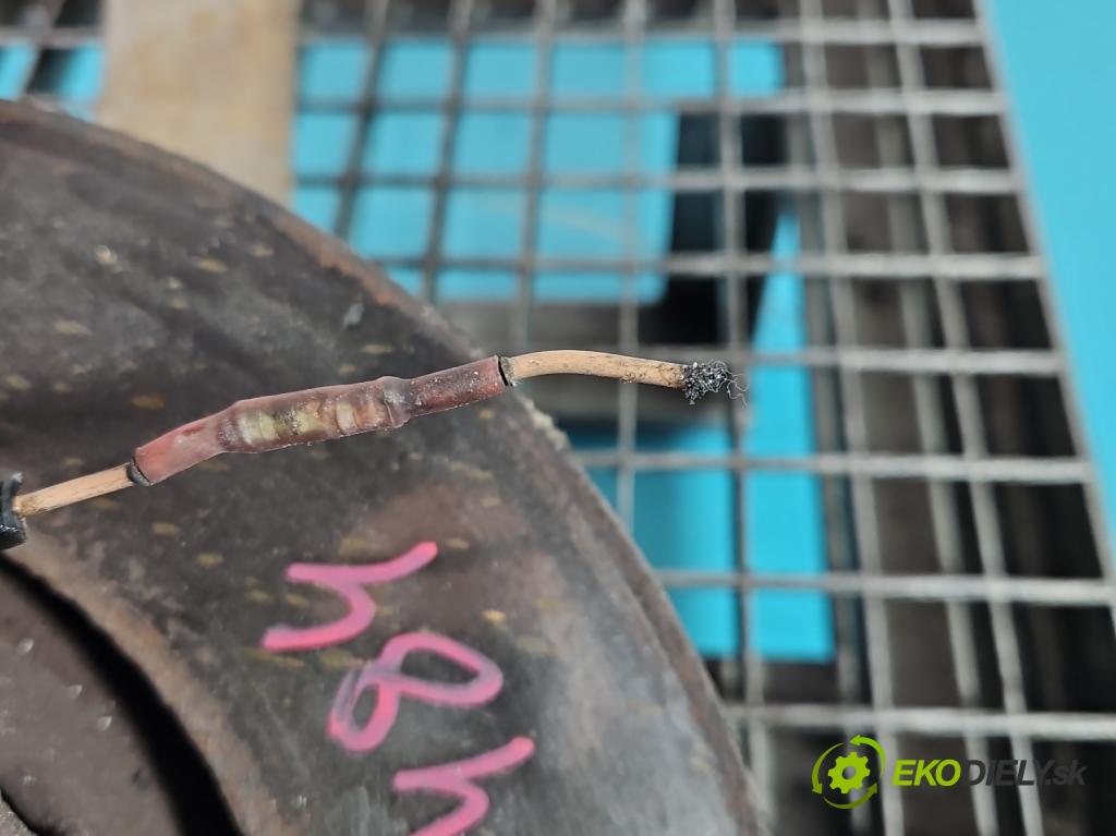 Audi A8 D2 1994-2002 3.7 V8 230 hp automatic 169 kW 3697 cm3 4- náboj pravé  (Náboj kola)