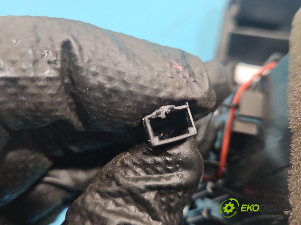 Audi A6 C6 2004-2011 3.0 tdi 232KM automatic 171 kW 2967 cm3 5- Mřížka: topení 4F1820901D