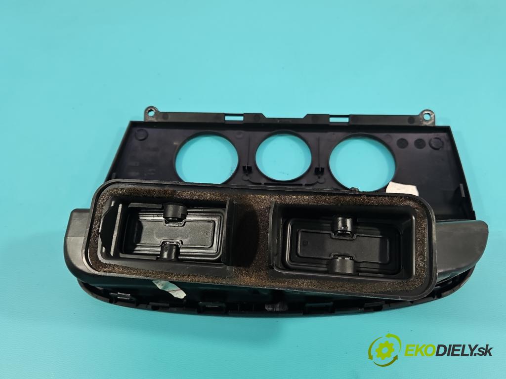 Seat Altea 1.6b 102 HP manual 75 kW 1595 cm3 5- Mřížka: kúrenia stredová 5P1819110F (Mriežka kúrenia (fukár))