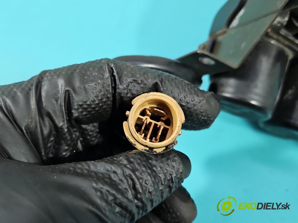 Audi A8 D2 1994-2002 3.7 V8 230 HP automatic 169 kW 3697 cm3 4- ventil voda: 4D0959617A