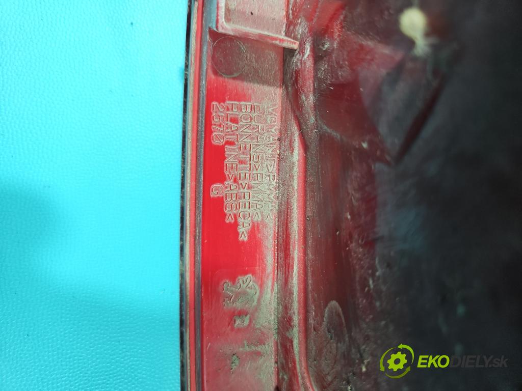 Peugeot 307 1.6 hdi 90 HP manual 66.2 kW 1560 cm3 5- svetlo / reflektor zadné ľavé 557676B (Kľučka dverí ostatné)