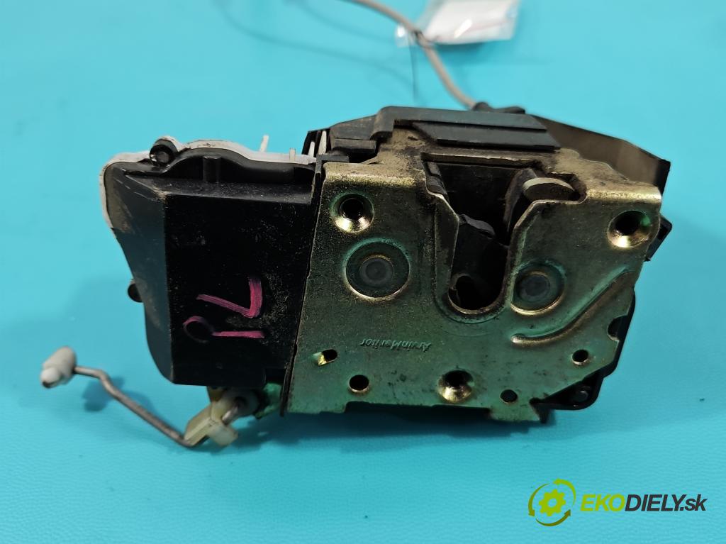 Peugeot 307 1.6 hdi 90 HP manual 66.2 kW 1560 cm3 5- zámok predné ľavý