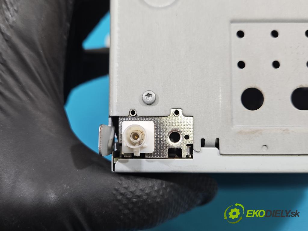 Seat Ibiza IV 6J 2008-2017 1.4 16V 86 HP manual 63 kW 1390 cm3 3- Radio originál 6J0035153B