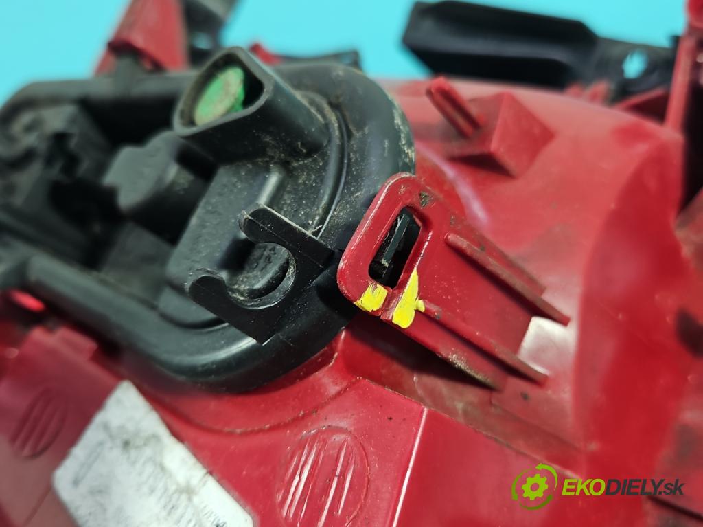 Peugeot 5008 I 2009-2017 1.6 16V 120 HP manual 88 kW 1598 cm3 5- svetlo / reflektor zadné pravé 9672666680 (Kľučka dverí ostatné)