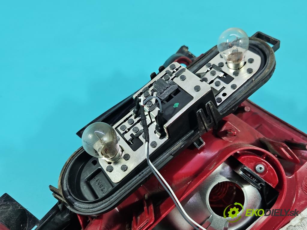 Peugeot 5008 I 2009-2017 1.6 16V 120 HP manual 88 kW 1598 cm3 5- svetlo / reflektor zadné pravé 9672666680 (Kľučka dverí ostatné)