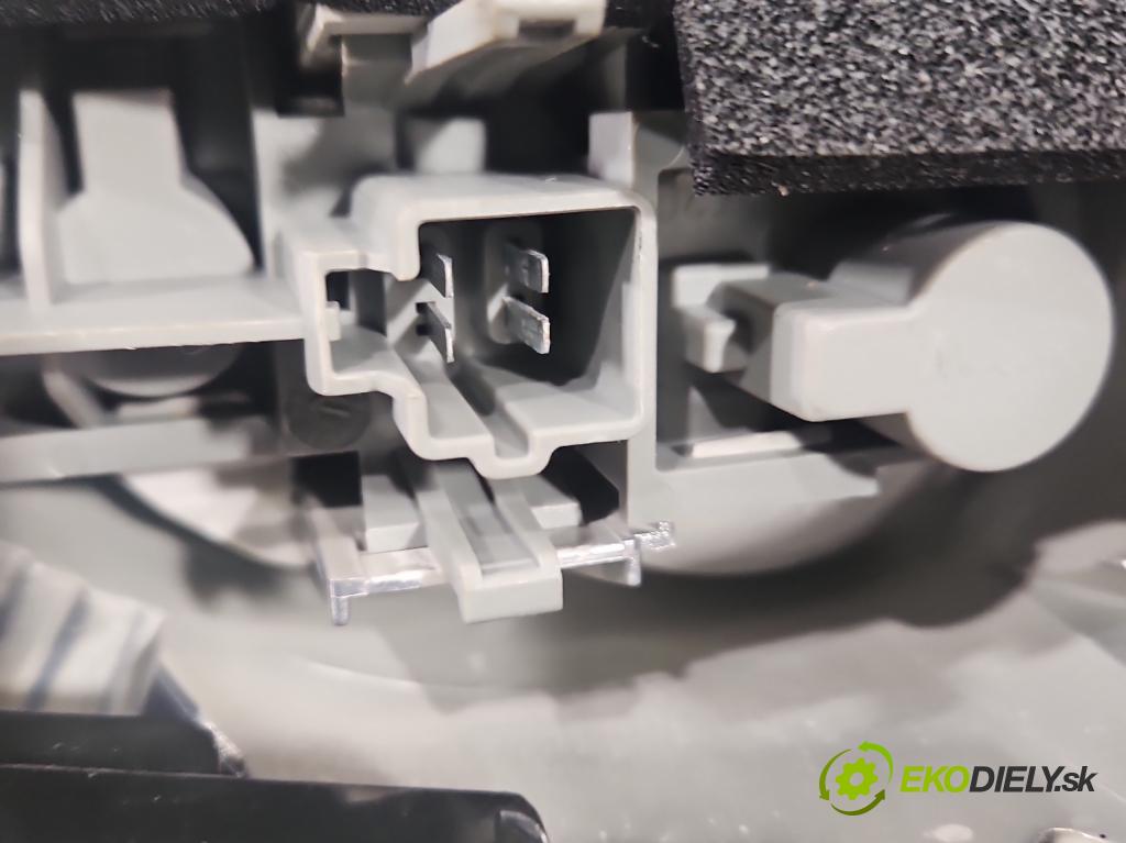 Volvo C30 1.6 hdi 109 HP manual 80 kW 1560 cm3 3- svetlo / reflektor zadné pravé  (Kľučka dverí ostatné)