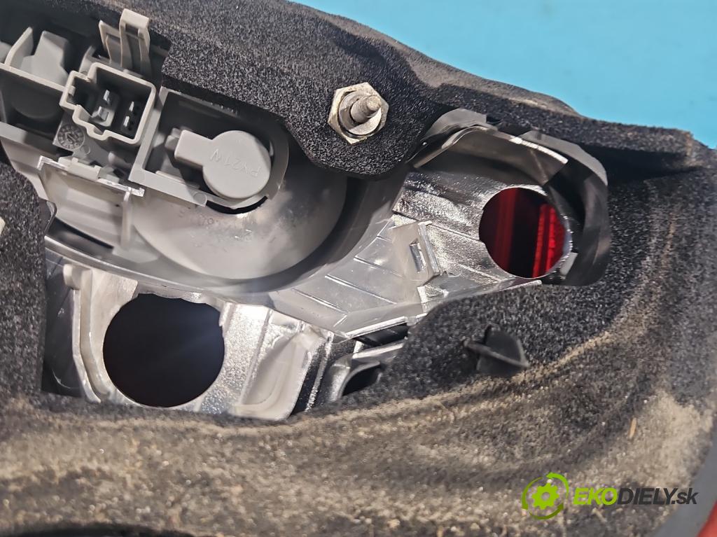 Volvo C30 1.6 hdi 109 HP manual 80 kW 1560 cm3 3- svetlo / reflektor zadné pravé  (Kľučka dverí ostatné)