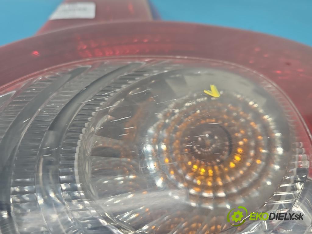 Volvo C30 1.6 hdi 109 HP manual 80 kW 1560 cm3 3- svetlo / reflektor zadné pravé  (Kľučka dverí ostatné)