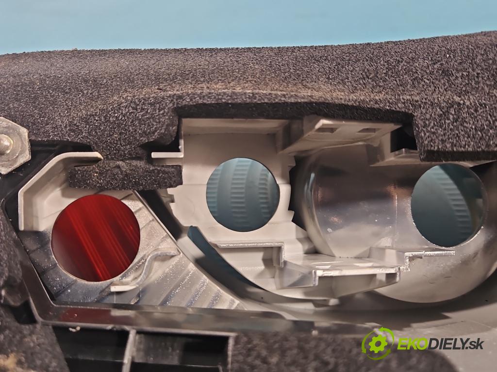 Volvo C30 1.6 hdi 109 HP manual 80 kW 1560 cm3 3- svetlo / reflektor zadné pravé  (Kľučka dverí ostatné)