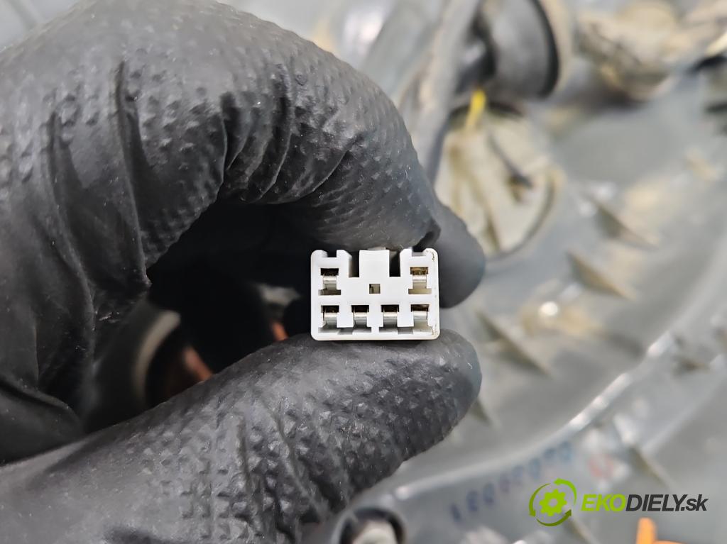 Kia Ceed I 2006-2012 1.6 crdi 114 HP automatic 84 kW 1582 cm3 5- svetlo / reflektor zadné pravé  (Kľučka dverí ostatné)