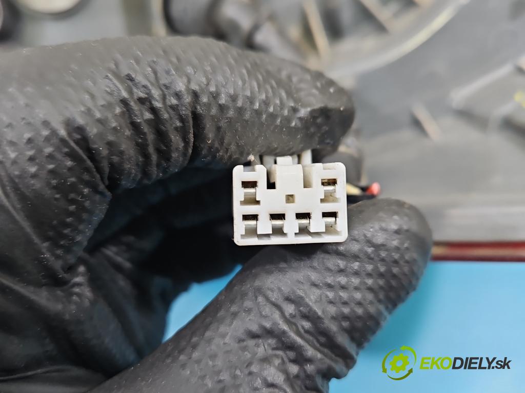 Kia Ceed I 2006-2012 1.6 crdi 114 HP automatic 84 kW 1582 cm3 5- svetlo / reflektor zadné ľavé  (Kľučka dverí ostatné)