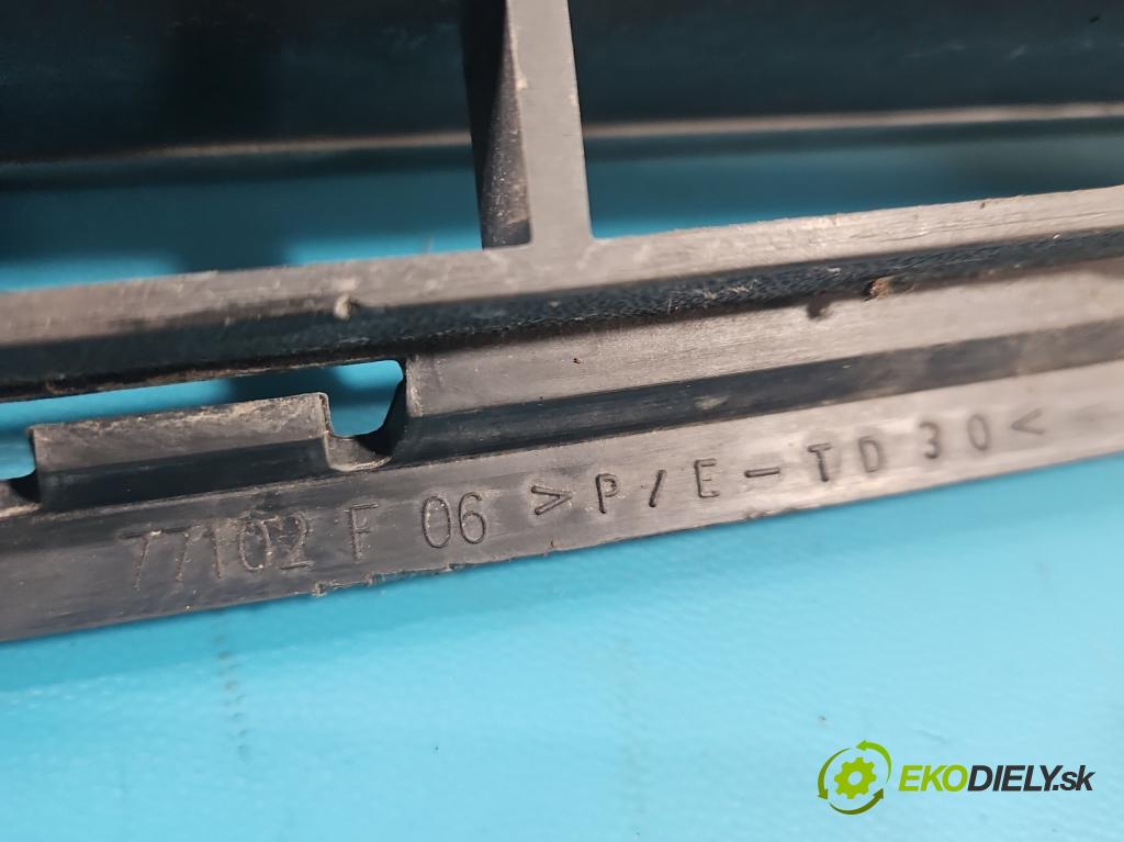 Peugeot 5008 I 2009-2017 1.6 16V 120 HP manual 88 kW 1598 cm3 5- blenda mriežka: nárazník stredová 9686182677