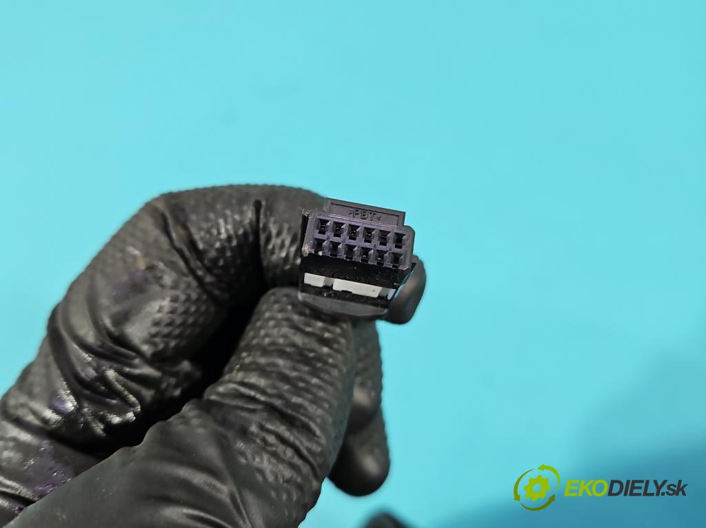 Renault Clio IV 2012-2020 1.2 16V 73 HP manual 54 kW 1149 cm3 5- zrkadlo ľavé  (Kľučka dverí ostatné)