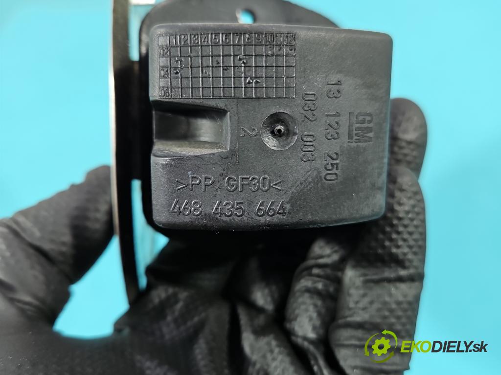 Opel Meriva A 2002-2010 1.6 16V 101 HP manual 74 kW 1598 cm3 5- Klapka nádrže palivo  (Kľučka dverí ostatné)