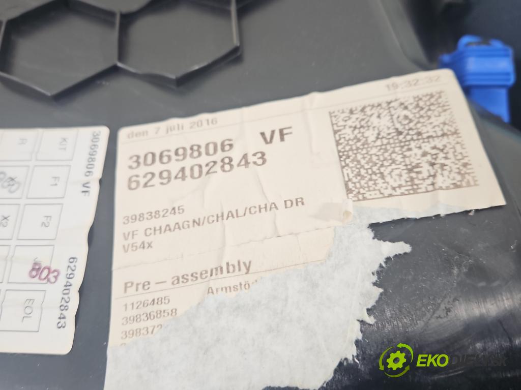 Volvo S90 II 2016- 2.0 T 320KM automatic 235 kW 1969 cm3 4- Čalounictví: dvere predné ľavé