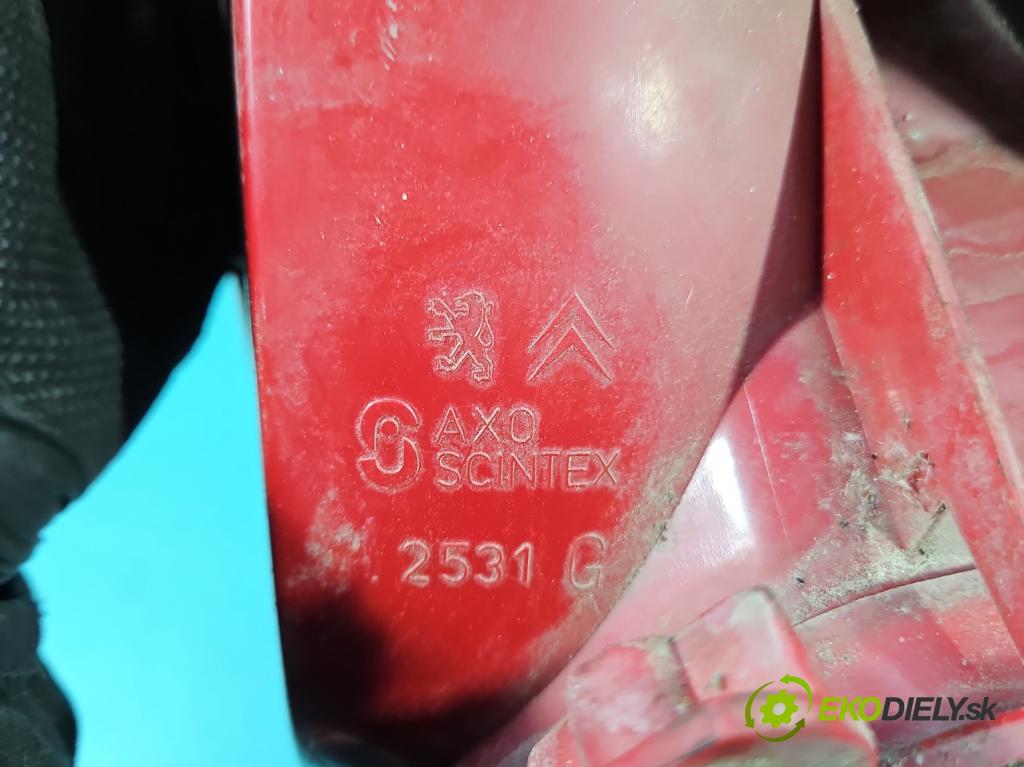 Peugeot 206 1.1 8V 60 HP manual 44 kW 1124 cm3 5- svetlo / reflektor zadné ľavé  (Kľučka dverí ostatné)