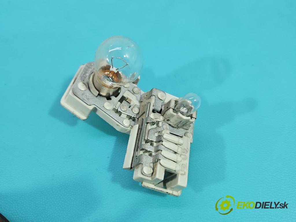 Audi A3 8P 2003-2012 2.0 tdi 140 HP manual 103 kW 1968 cm3 5- svetlo / reflektor zadné pravé 8P4945094 (Kľučka dverí ostatné)