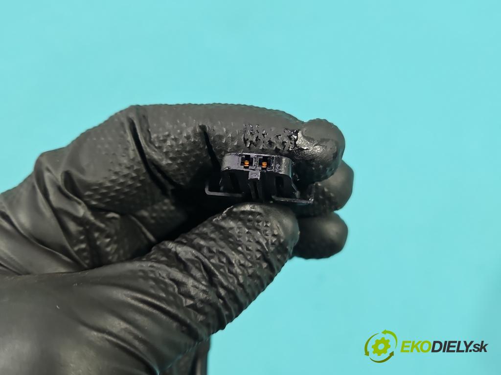 Audi A3 8P 2003-2012 2.0 tdi 140 HP manual 103 kW 1968 cm3 5- pas bezpečnosť: predné pravý 8P0857756E