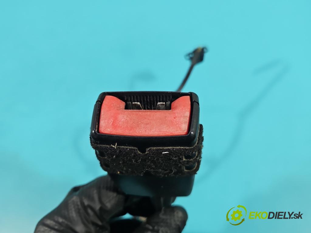 Audi A3 8P 2003-2012 2.0 tdi 140 HP manual 103 kW 1968 cm3 5- pas bezpečnosť: predné pravý 8P0857756E