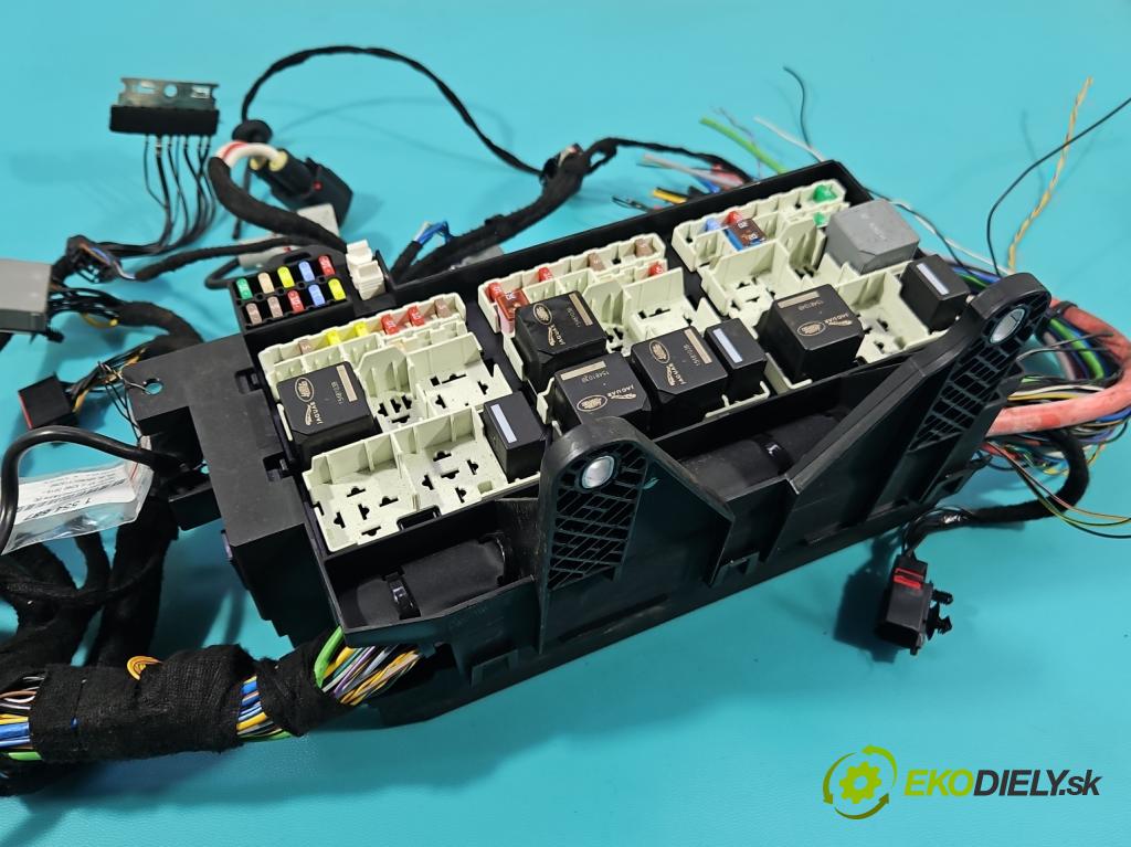 Jaguar XF II X260 2015- 3.0 V6 340KM automatic 250 kW 2995 cm3 4- skříňka pojistková  (Pojistková skříňka)