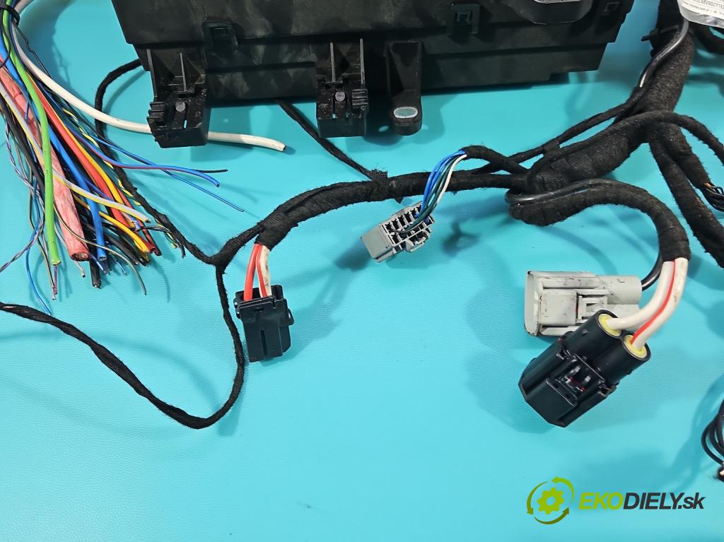 Jaguar XF II X260 2015- 3.0 V6 340KM automatic 250 kW 2995 cm3 4- skříňka pojistková  (Pojistková skříňka)