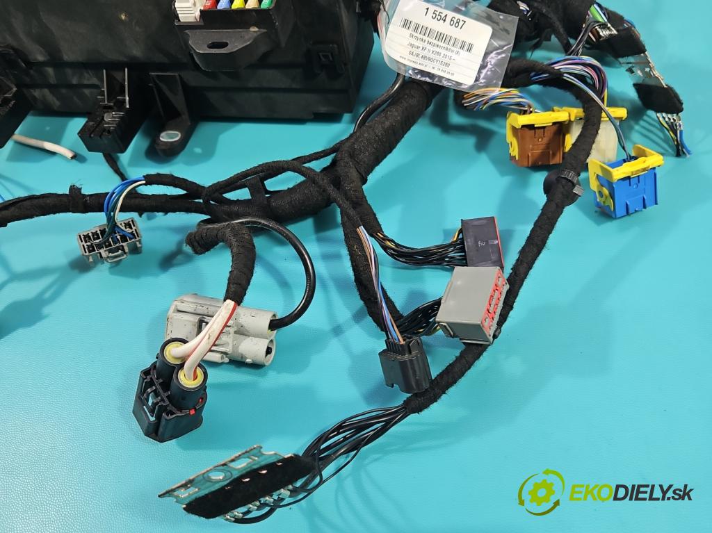 Jaguar XF II X260 2015- 3.0 V6 340KM automatic 250 kW 2995 cm3 4- skříňka pojistková  (Pojistková skříňka)