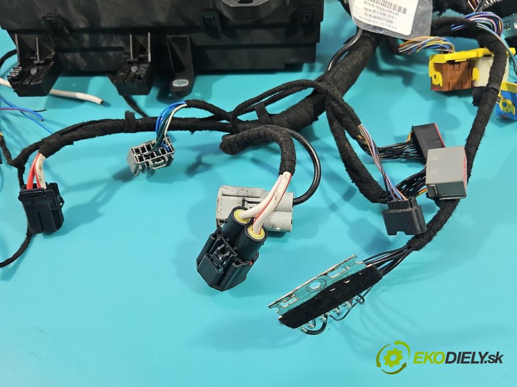 Jaguar XF II X260 2015- 3.0 V6 340KM automatic 250 kW 2995 cm3 4- skříňka pojistková  (Pojistková skříňka)