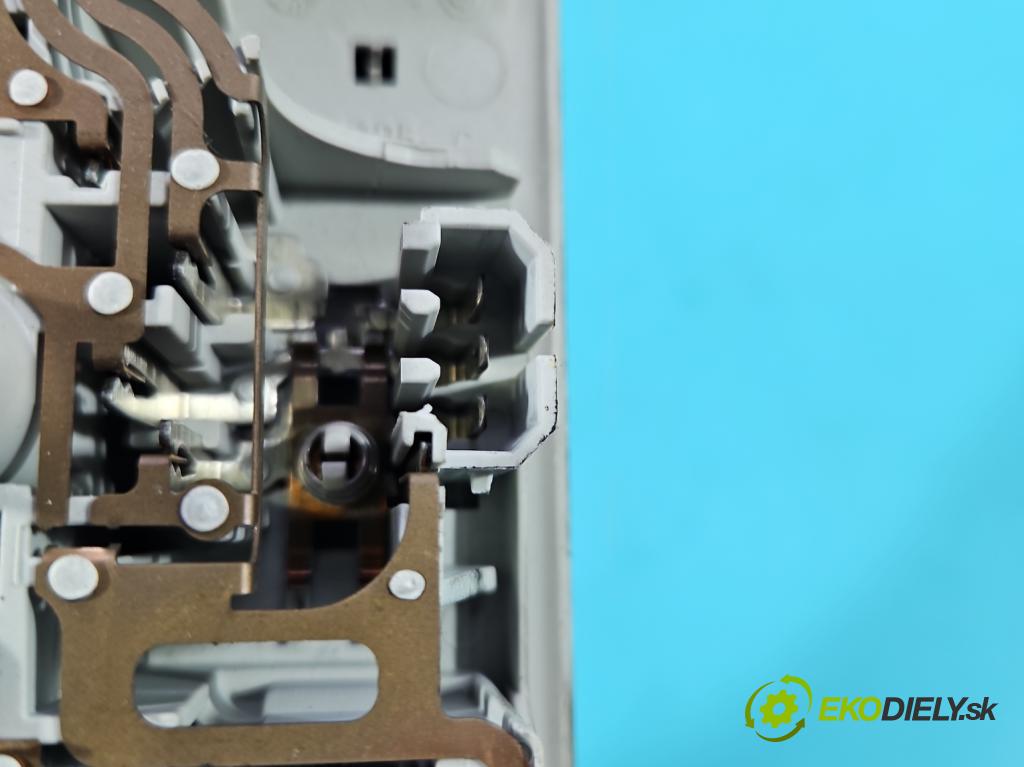 Vw Touran I 2003-2015 2.0 tdi 160 HP manual 118 kW 1968 cm3 5- svetlo / reflektor interiéra 3B0947105C