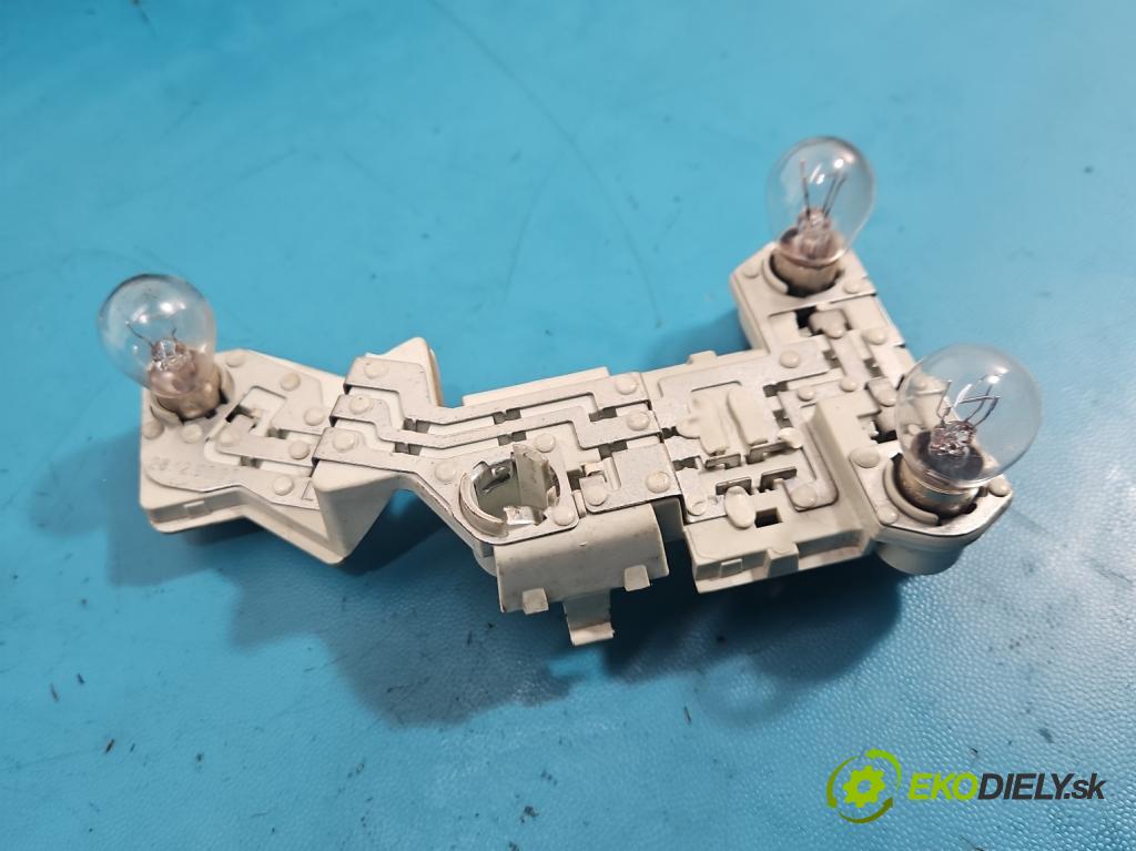 Volvo V50 2.0d 136 HP manual 100 kW 1997 cm3 5- svetlo / reflektor zadné ľavé 30698918 (Kľučka dverí ostatné)