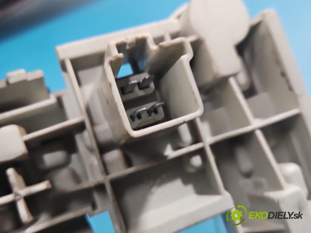 Volvo V50 2.0d 136 HP manual 100 kW 1997 cm3 5- svetlo / reflektor zadné ľavé 30698918 (Kľučka dverí ostatné)