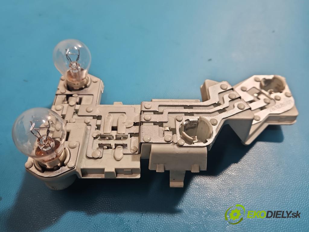 Volvo V50 2.0d 136 HP manual 100 kW 1997 cm3 5- svetlo / reflektor zadné pravé 30678748 (Kľučka dverí ostatné)