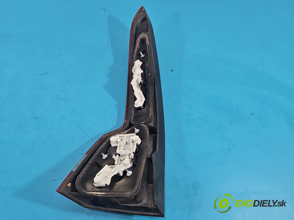 Volvo V50 2.0d 136 HP manual 100 kW 1997 cm3 5- svetlo / reflektor zadné pravé 30678748 (Kľučka dverí ostatné)