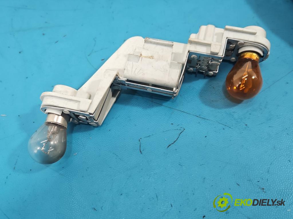 Volvo V50 2.0d 136 HP manual 100 kW 1997 cm3 5- svetlo / reflektor zadné pravé 30678748 (Kľučka dverí ostatné)