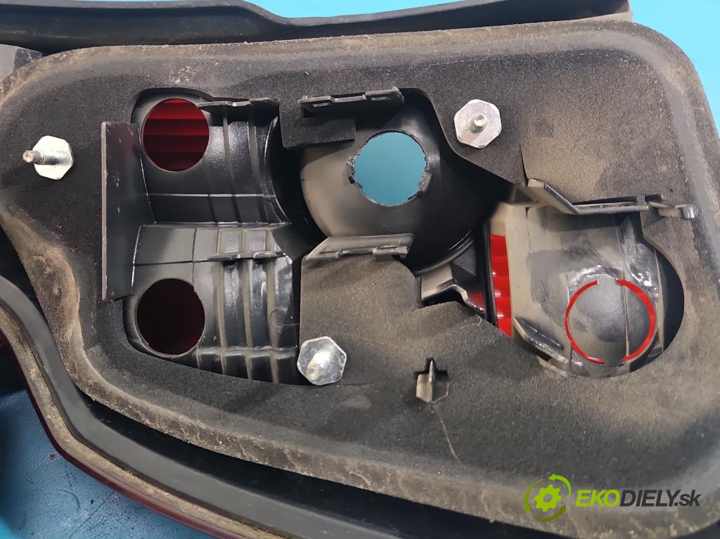 Volvo V50 2.0d 136 HP manual 100 kW 1997 cm3 5- svetlo / reflektor zadné pravé 30678748 (Kľučka dverí ostatné)