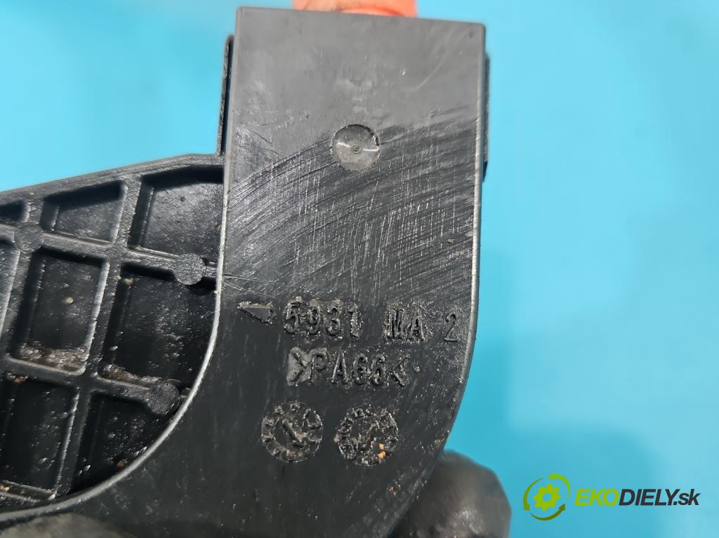 Toyota Auris II 2012-2018 1.8 hybrid 99 HP automatic 73 kW 1798 cm3 5- Zväzok: ostatné 5930-3W