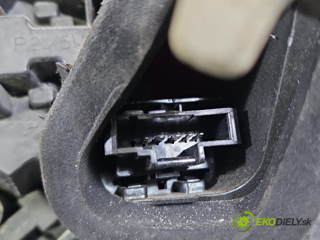 Peugeot 308 I 2007-2013 1.6 hdi 92 HP manual 68 kW 1560 cm3 5- svetlo / reflektor zadné ľavé  (Kľučka dverí ostatné)