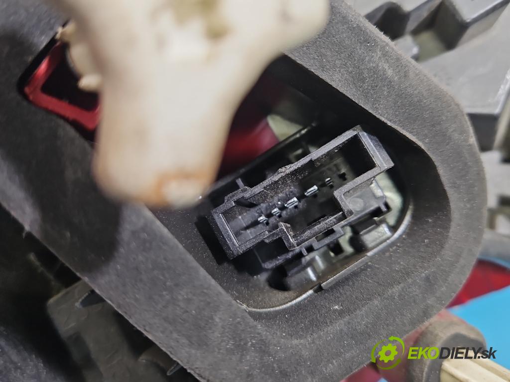 Peugeot 308 I 2007-2013 1.6 hdi 92 hp manual 68 kW 1560 cm3 5- světlo zadní pravé 9680425680 (Klika dveří ostatní)