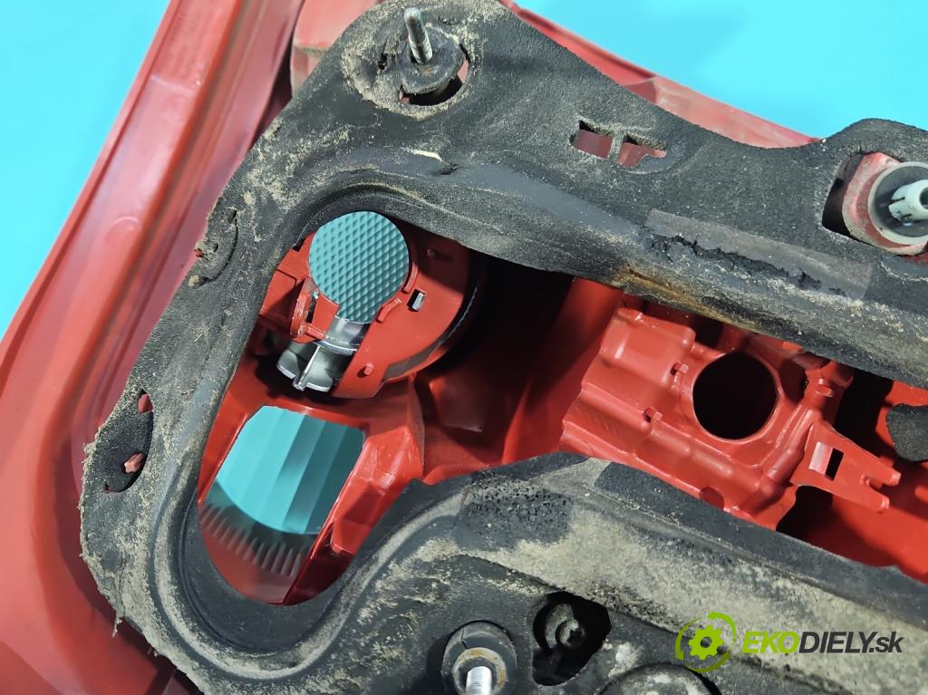 Toyota Auris I 2006-2013 2.0 D4D 126 HP manual 93 kW 1998 cm3 5- svetlo / reflektor zadné pravé  (Kľučka dverí ostatné)