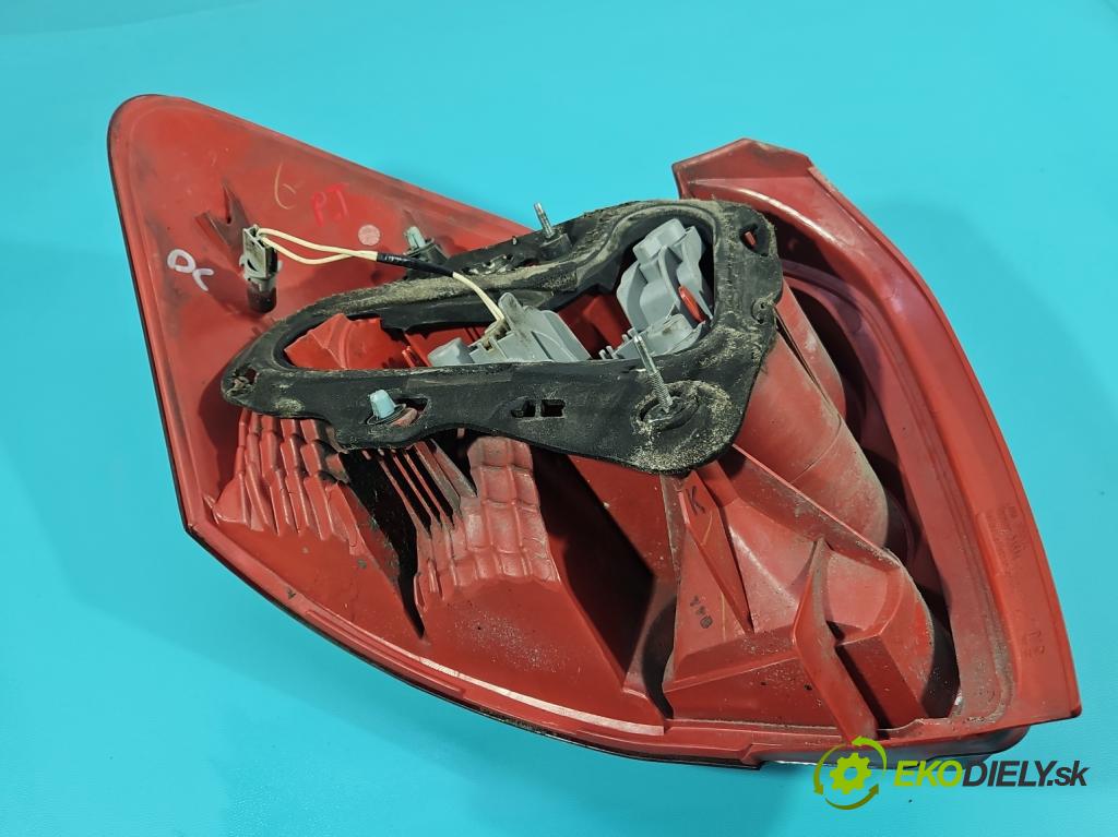 Toyota Auris I 2006-2013 2.0 D4D 126 HP manual 93 kW 1998 cm3 5- svetlo / reflektor zadné pravé  (Kľučka dverí ostatné)