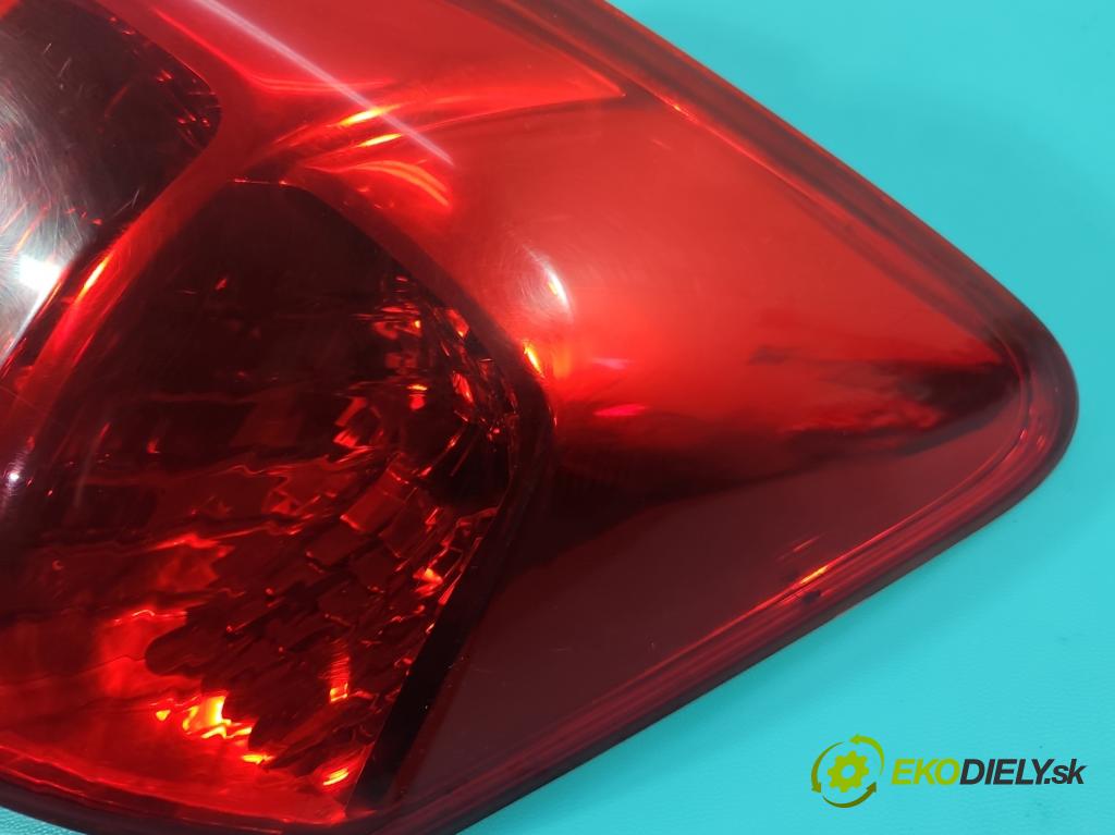 Toyota Auris I 2006-2013 2.0 D4D 126 HP manual 93 kW 1998 cm3 5- svetlo / reflektor zadné pravé  (Kľučka dverí ostatné)