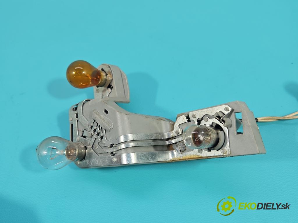 Toyota Auris I 2006-2013 2.0 D4D 126 HP manual 93 kW 1998 cm3 5- svetlo / reflektor zadné pravé  (Kľučka dverí ostatné)