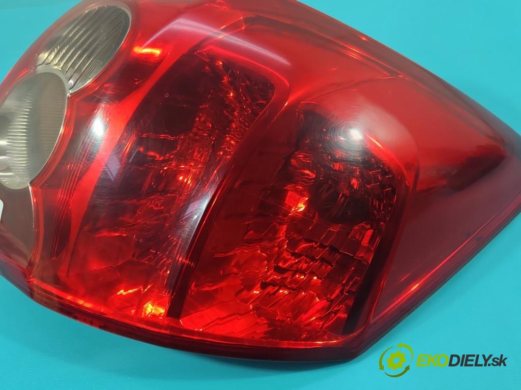 Toyota Auris I 2006-2013 2.0 D4D 126 HP manual 93 kW 1998 cm3 5- svetlo / reflektor zadné pravé  (Kľučka dverí ostatné)