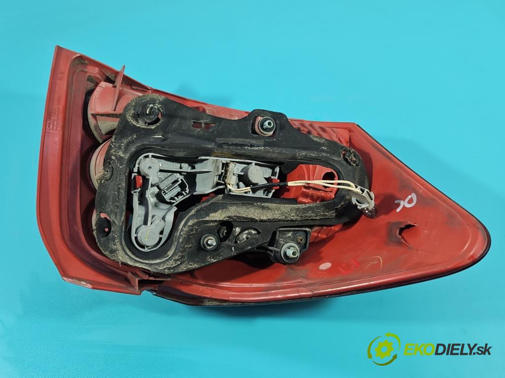 Toyota Auris I 2006-2013 2.0 D4D 126 HP manual 93 kW 1998 cm3 5- svetlo / reflektor zadné pravé  (Kľučka dverí ostatné)