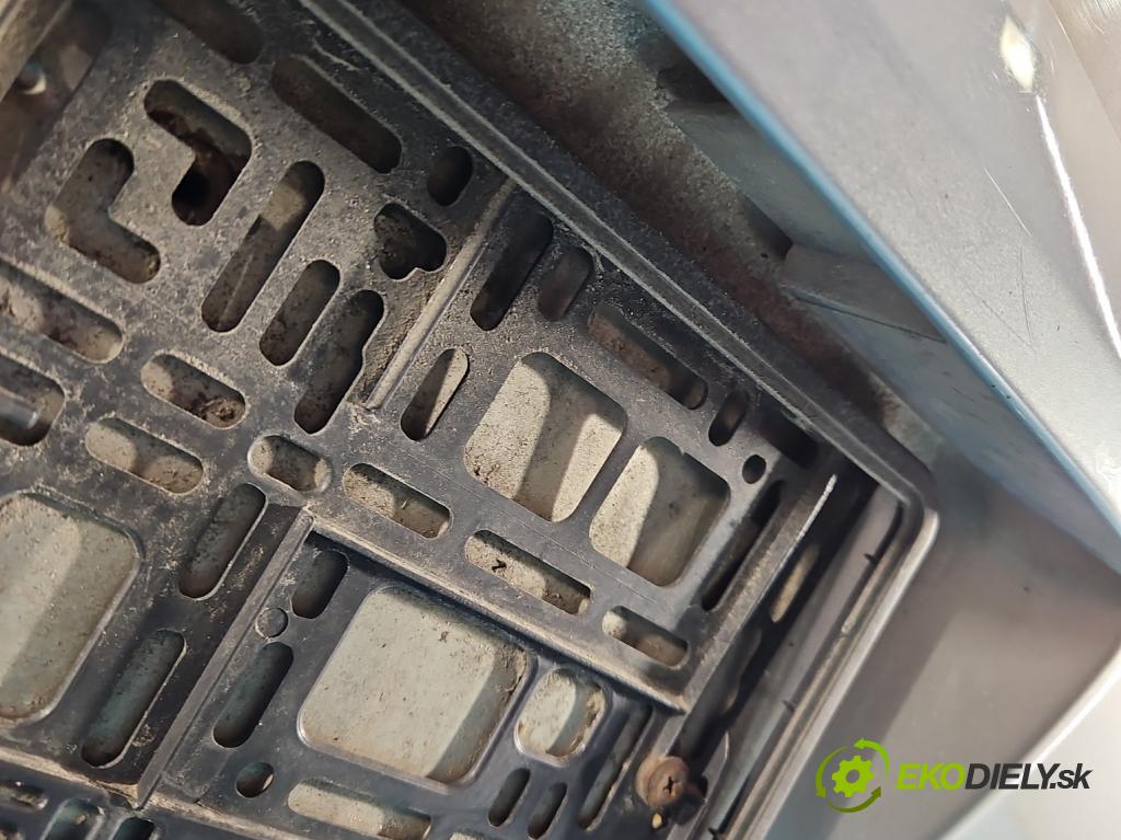 Toyota Auris I 2006-2013 2.0 D4D 126 HP manual 93 kW 1998 cm3 5- zadna kufor  (Kapota zadná (kufor))