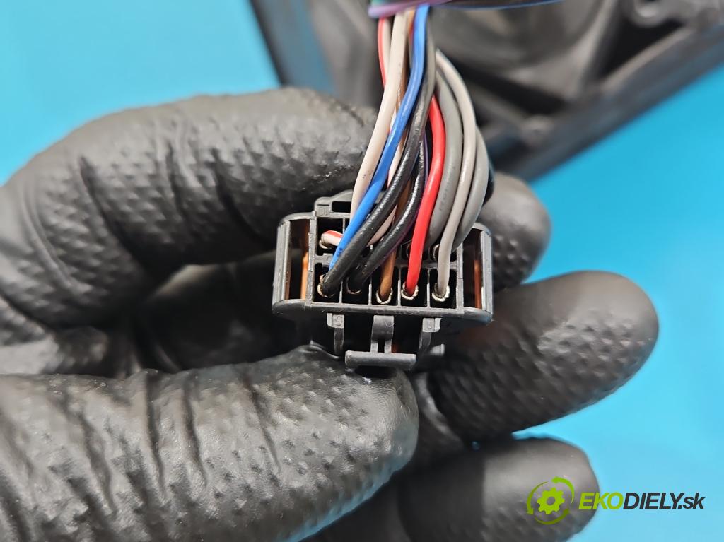 Peugeot 3008 II 2016-2023 1.5 hdi 131 HP automatic 96 kW 1499 cm3 5- zrkadlo pravé  (Kľučka dverí ostatné)