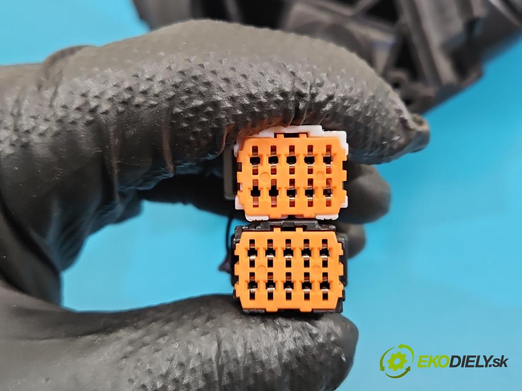 Peugeot 3008 II 2016-2023 1.5 hdi 131 HP automatic 96 kW 1499 cm3 5- zrkadlo pravé  (Kľučka dverí ostatné)