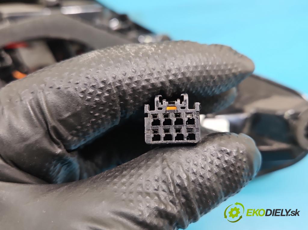 Peugeot 3008 II 2016-2023 1.5 hdi 131 HP automatic 96 kW 1499 cm3 5- svetlo / reflektor zadné ľavé 9810477180 (Kľučka dverí ostatné)